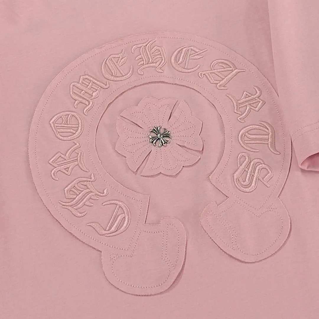 P180 Chrome Hearts Chrome Hearts 25 high version. The fabric is made of 300g high-density pure cotton. It does not deform or shrink. It has three labels. It is the same style for men and women. Technology: patch embroidery + original development hardware. Color: white, black, pink. SIZE: S-XL